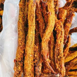 khô bò que mềm dai, cay nhẹ, được đóng gói cẩn thận tại Miệt Vườn Xanh, đảm bảo chất lượng và hương vị tự nhiên