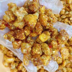 Tóp mỡ nhà làm giòn rụm, vàng óng, được chế biến sạch, không dầu cũ, không chất bảo quản. Đóng gói cẩn thận, giữ độ giòn lâu, thích hợp làm món ăn vặt hoặc ăn kèm cơm, cháo, nộm.